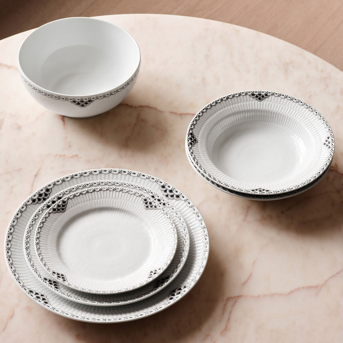 Black Lace Deep Plate, 21 cm - US 8632