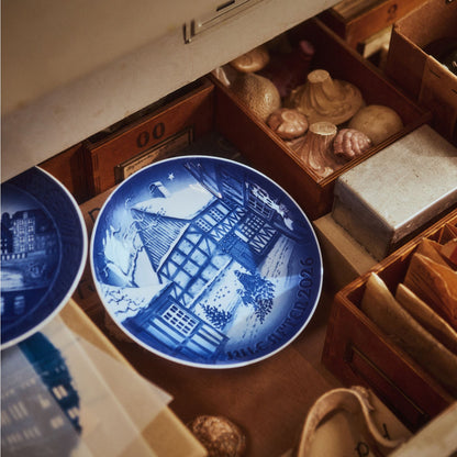 Blue Collectibles Bing &amp; Grøndahl Christmas Plate 2026, Den Gamle By in Aarhus, 18 cm - US 2985